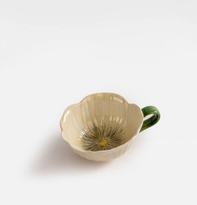 Foto av unik kopp med blommig design och färgkontrast