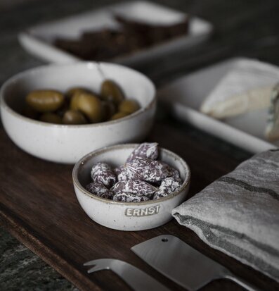 Bild av harmoniska köksartiklar och rustik elegans