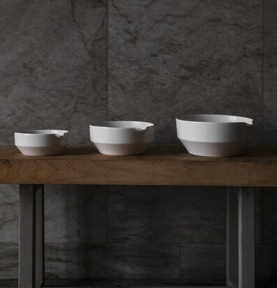 Bild av tre skålar i tidlös och harmonisk köksmiljö