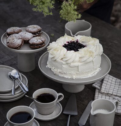 Bild av stilrena serveringsföremål och gräddtårta