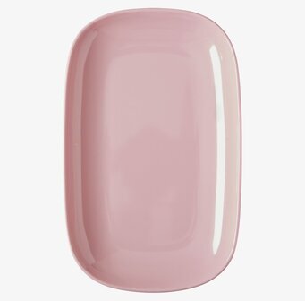 Bild av rosa lunchassiett med elegant och blank yta