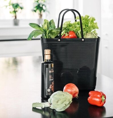 Bild av stilren väska med grönsaker i modernt kök