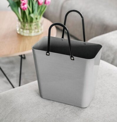 Bild av stilren grå väska i harmonisk vardagsrumsmiljö