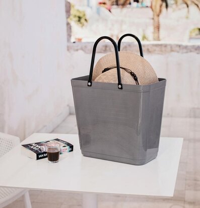 Bild av stilren väska i naturligt ljus med accessoarer