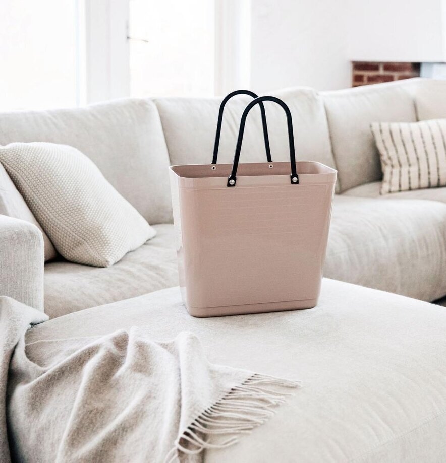 Väska Hög Hinza Nougat från Hinza i ett ljust vardagsrum