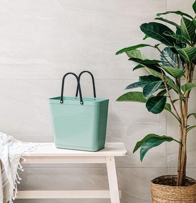 Bild av modern och enkel interiör med stilren väska