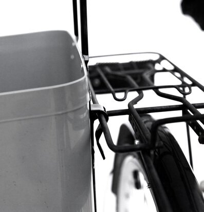 Foto av cykel med elegant monterad olivgrön väska