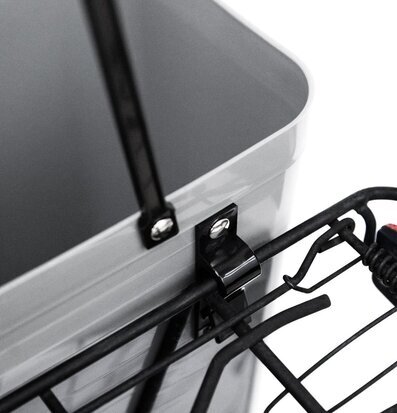 Bild av olivgrön väska med cykelfäste och stilren design