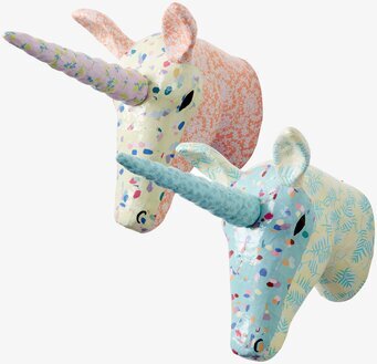 Bild av färgglada enhörningar i papier mache-hantverk