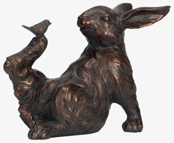 Bild av skulptur: hare och fågel i bronsfärgad stil