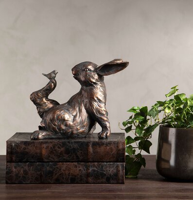 Bild av dekorativ skulptur: hare och fågel i harmoni