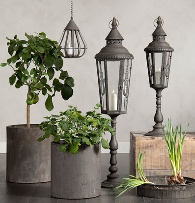 Bild av stilfullt arrangerade inredningsartiklar