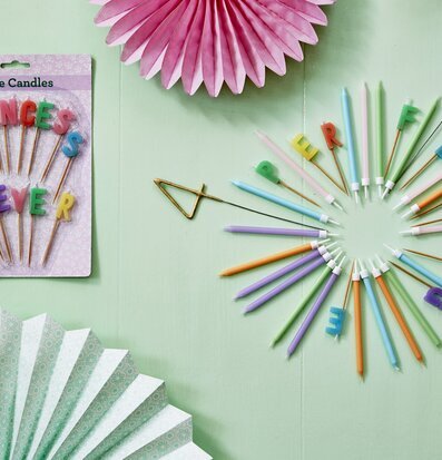 Bild av färgglada tårtljus och festliga dekorationer