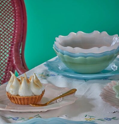 Bild av eleganta serveringsartiklar i pastellfärger