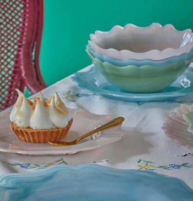 Bild av stämningsfull bordsdukning med rosa assiett