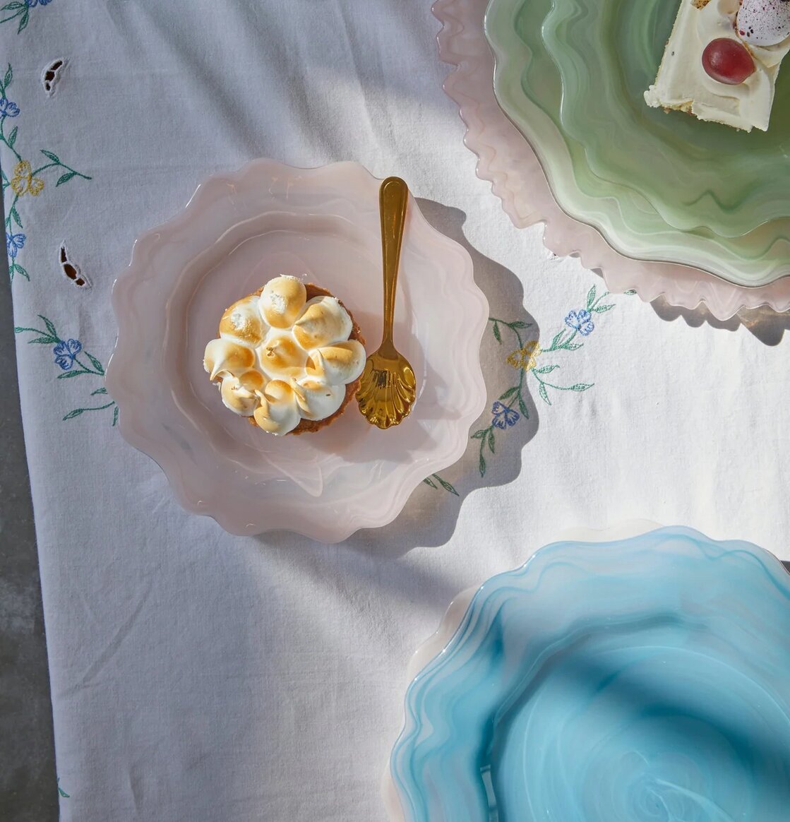 Assiett Glas Alabaster Rosa från Rice på vit bordsduk