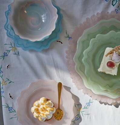 Bild av elegant bordsdukning med färgglada assietter