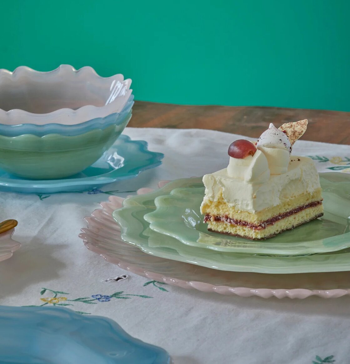 Serveringsfat Glas Alabaster Rosa från Rice på broderad duk