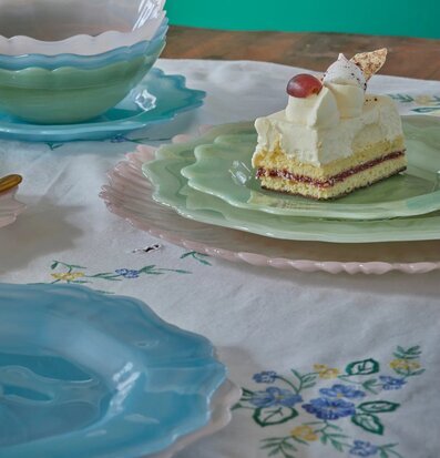 Bild av elegant dukning med glastallrikar och tårta