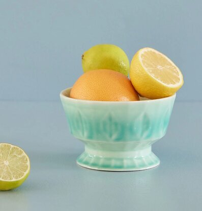 Foto av keramikskål med frukt och harmonisk bakgrund