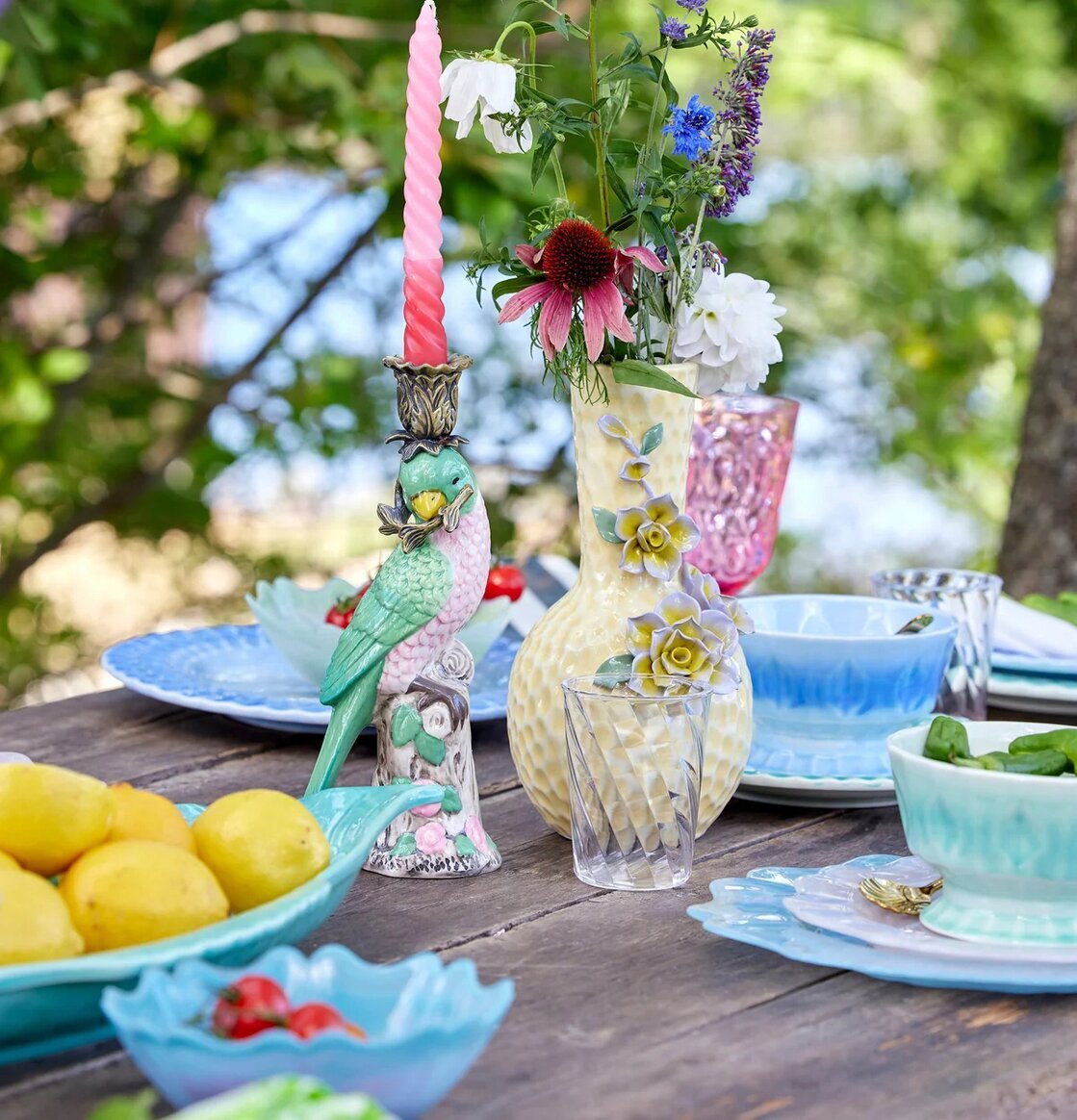 Keramikskål Rosa från Rice på rustikt träbord med blommor