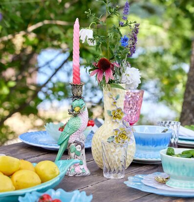 Bild av somrig dukning med färgglad keramisk ljusstake