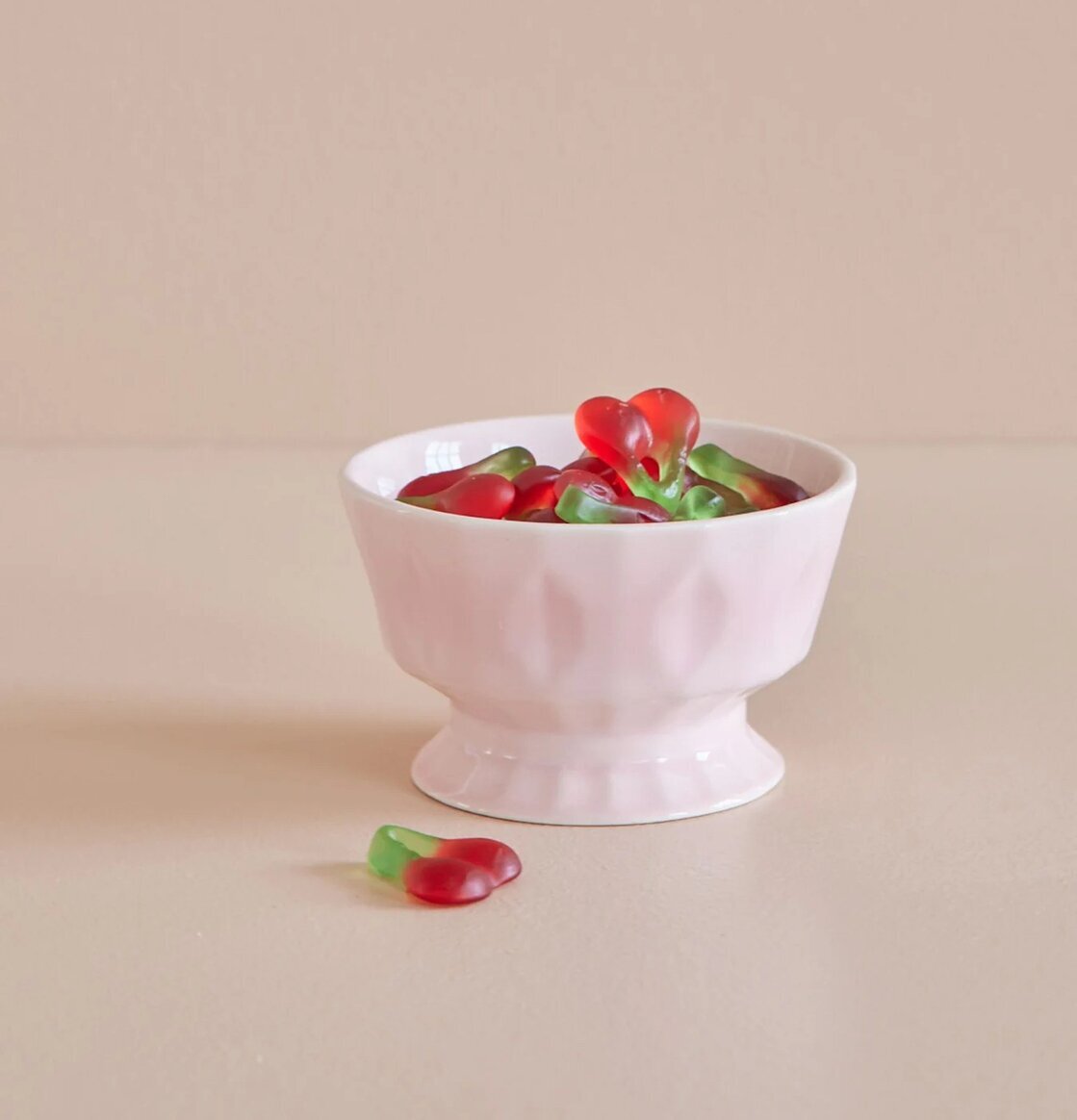 Keramikskål Rosa från Rice fylld med körsbärsgelégodis