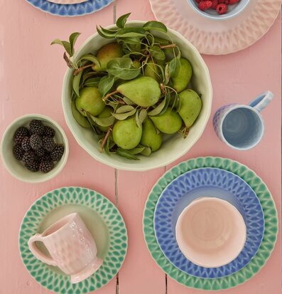 Bild av färgglad keramikdukning med frukt och bär