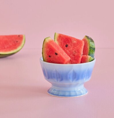 Foto av elegant keramikskål med vattenmelon