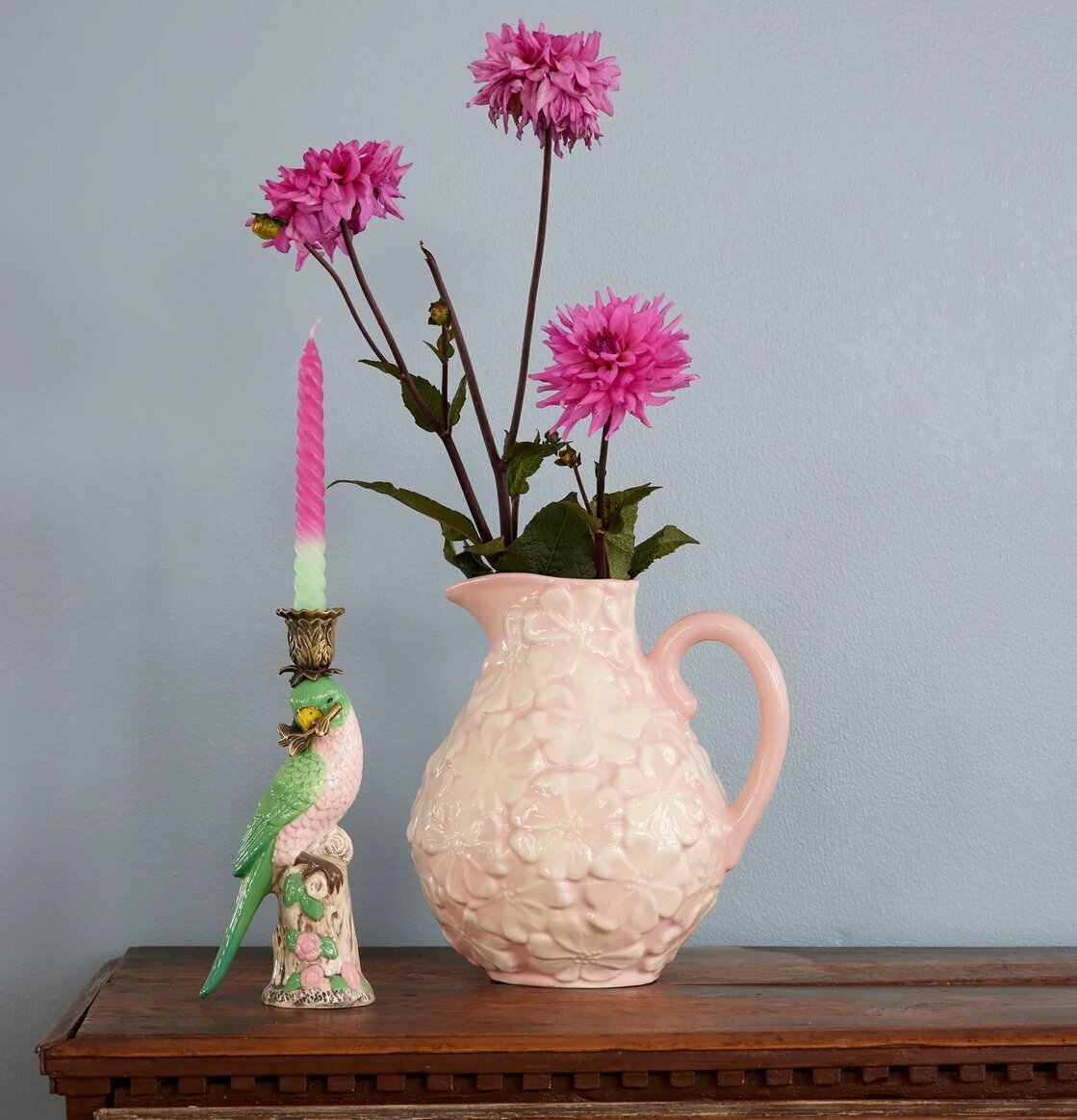 Bild av harmonisk inredning med rosa kanna och blommor