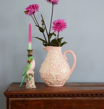 Bild av charmig ljusstake och vas på rustik byrå