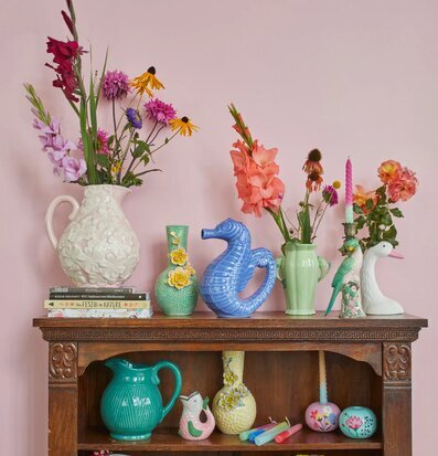 Foto av charmiga kannor och vaser i färgstarkt arrangemang