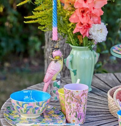 Bild av färgsprakande scen med keramik och blommor