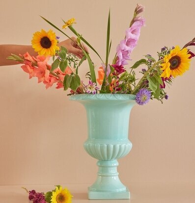 Bild av elegant pokalkruka med färgglada blommor