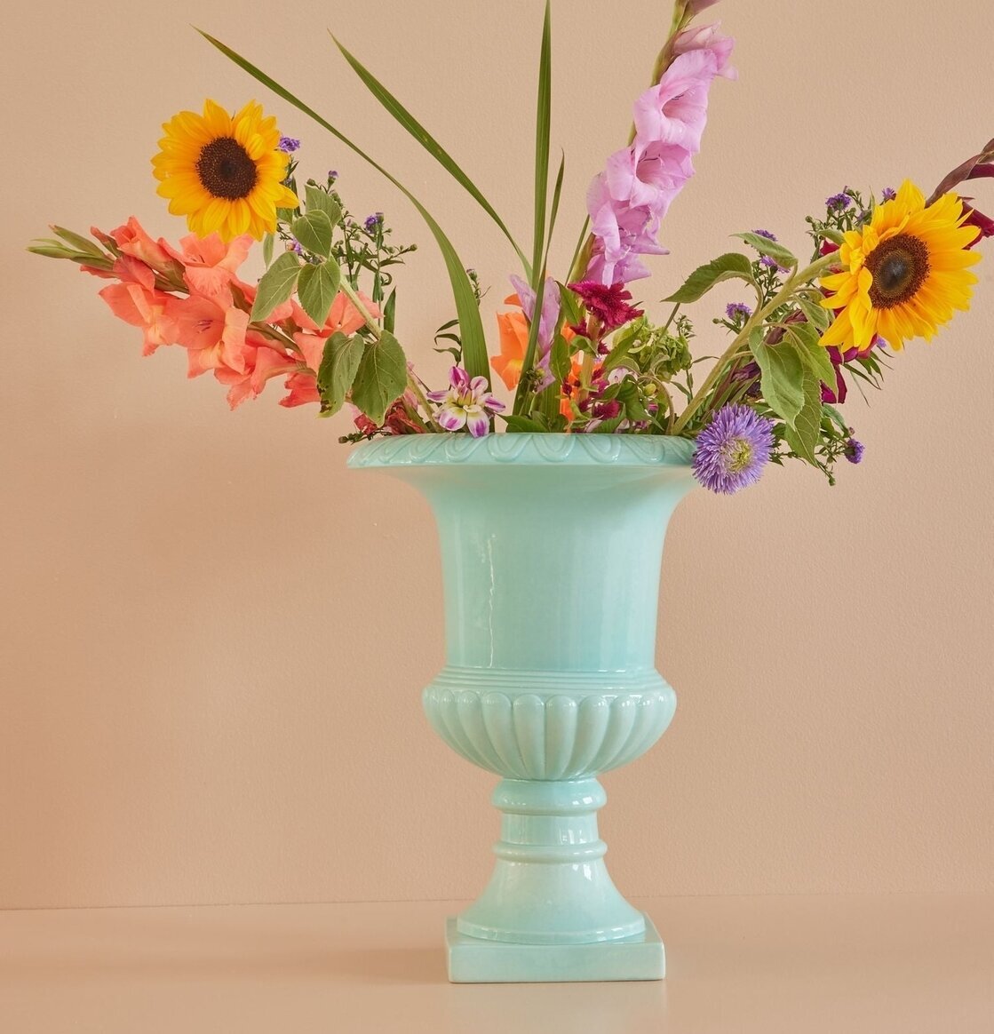 Pokalkruka Large Mint från Rice fylld med färgglada blommor