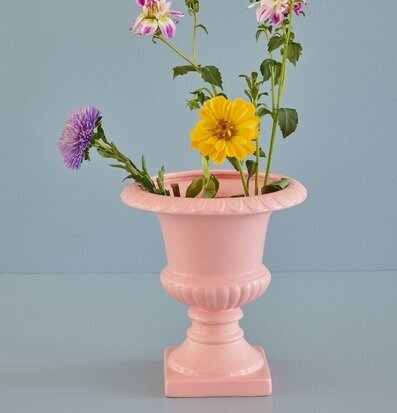 Bild av stilren pokalkruka med färgglada blommor