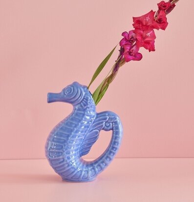 Bild av sjöhästformad kanna i blått och rosa