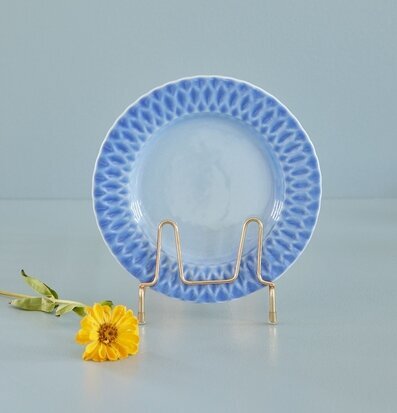 Bild av elegant himmelsblå keramik med gul blomma