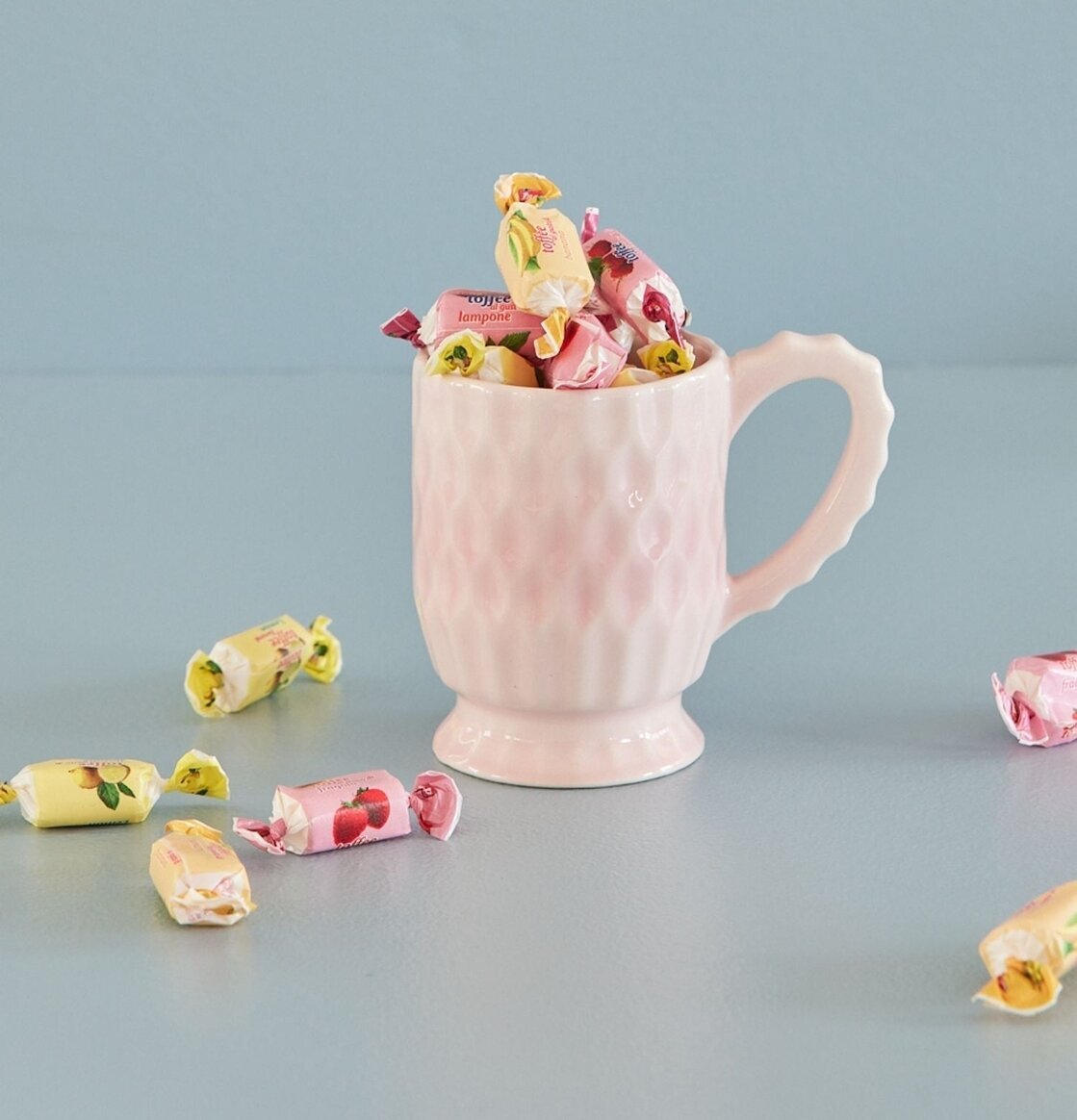 Keramikmugg Rosa från Rice fylld med färgglada karameller