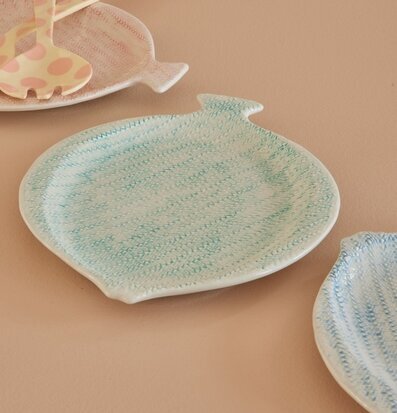 Bild av färgstarka tallrikar med unik form och stil