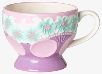 Foto av detaljrik keramikmugg med blommig design