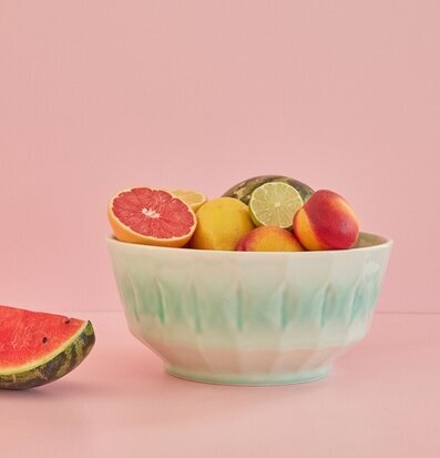 Bild av elegant salladsskål med färgglada frukter