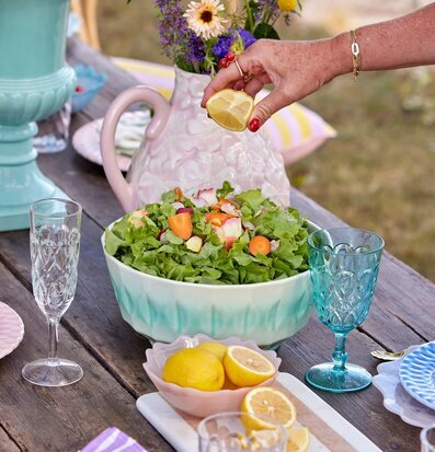 Bild av vackert dukad utomhusmiddag med sallad