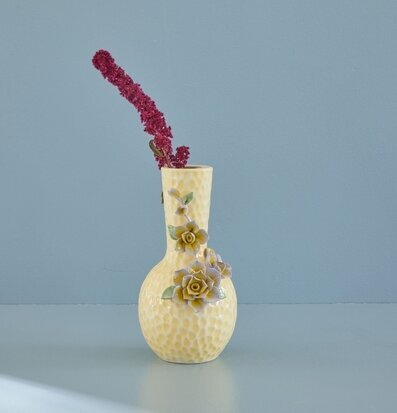 Bild av en unik keramikvas med blommig design