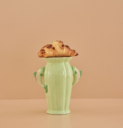 Bild av en kreativ keramikvas med oväntad dekoration