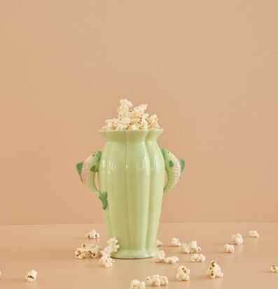 Bild av unik keramikvas med fiskformade handtag