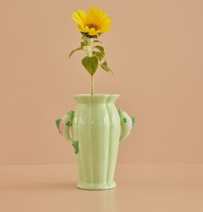 Bild av stilren keramikvas med solros och fiskdetaljer