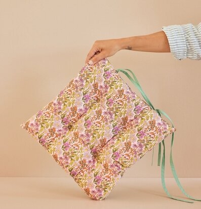 Bild av färgglad stolsdyna med blommigt mönster