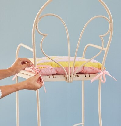 Bild av randig stolsdyna på elegant vintage stol