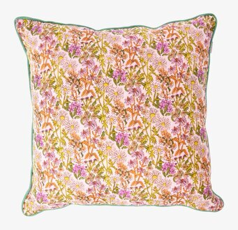 Bild av färgglad kudde med blommönster och detaljer